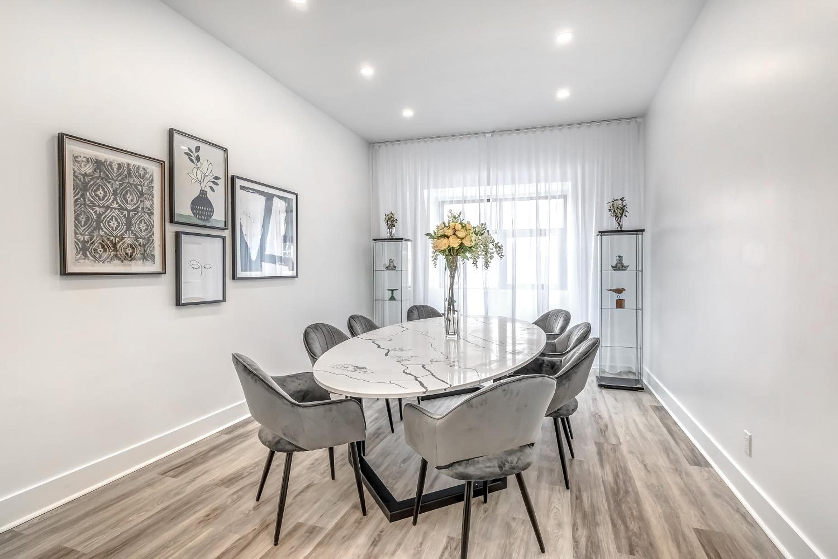 Spacious 5-Bed Oasis in the Heart of Downtown-5 Min to Bell Center, Free Parking