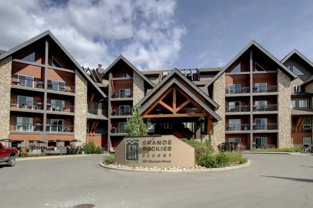 Luxury 2 Bedroom 1Pullout Kitchenette Grand Rockies Resort Hot Tub Pool Mountain View