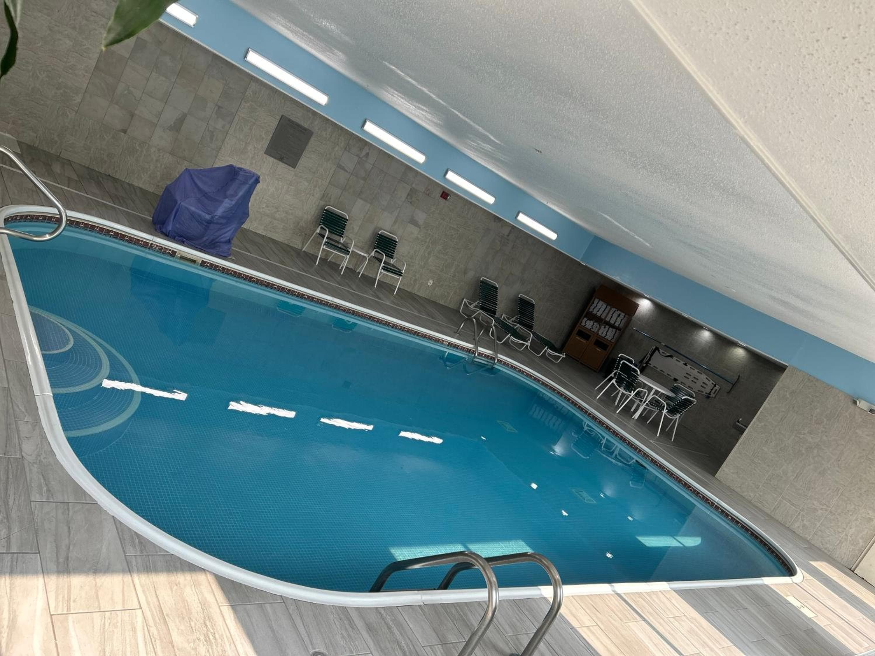 Country Inn & Suites by Radisson, Grand Rapids Airport, MI