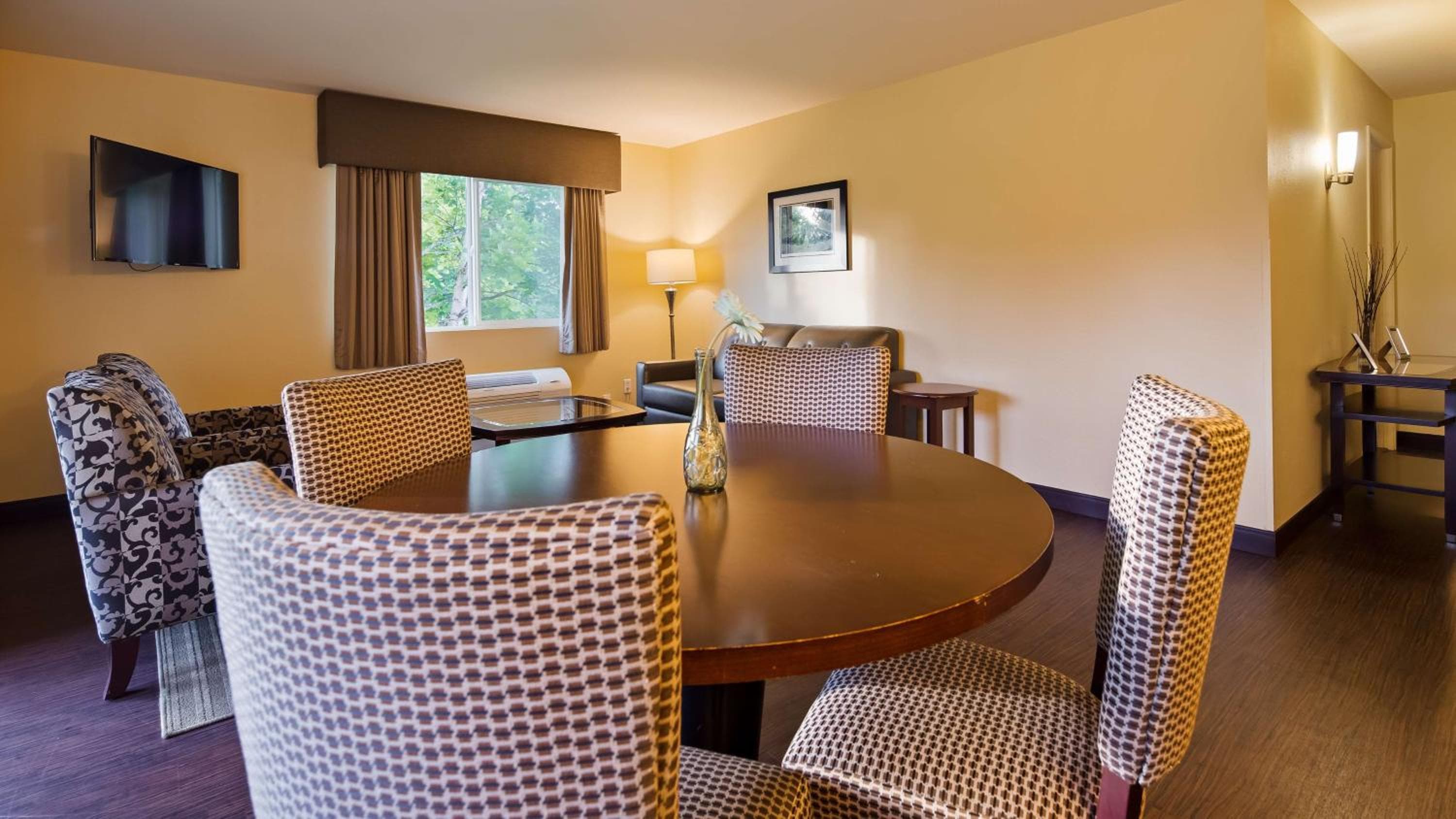 Best Western Plus Plaza by the Green