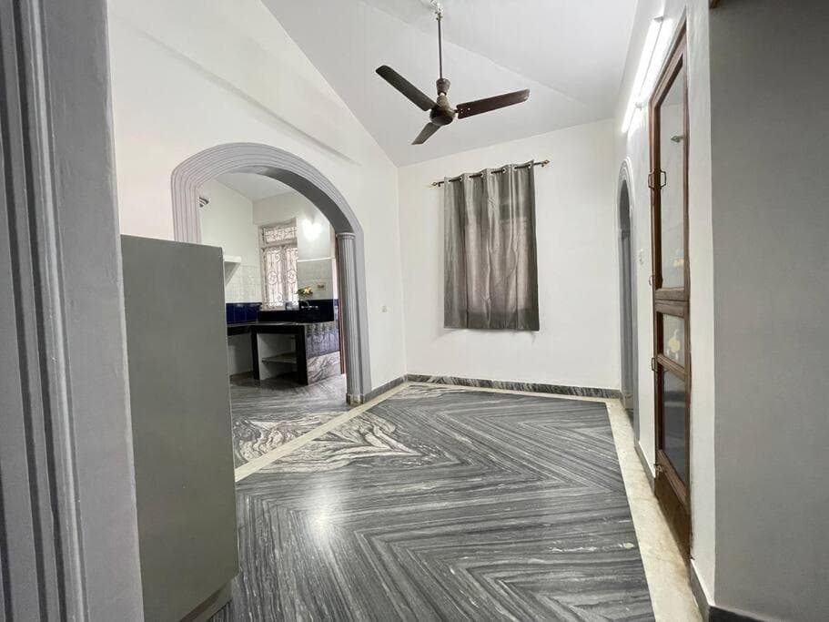 Entire 2 BHK spacious Apartment on first floor - Sai Homestay