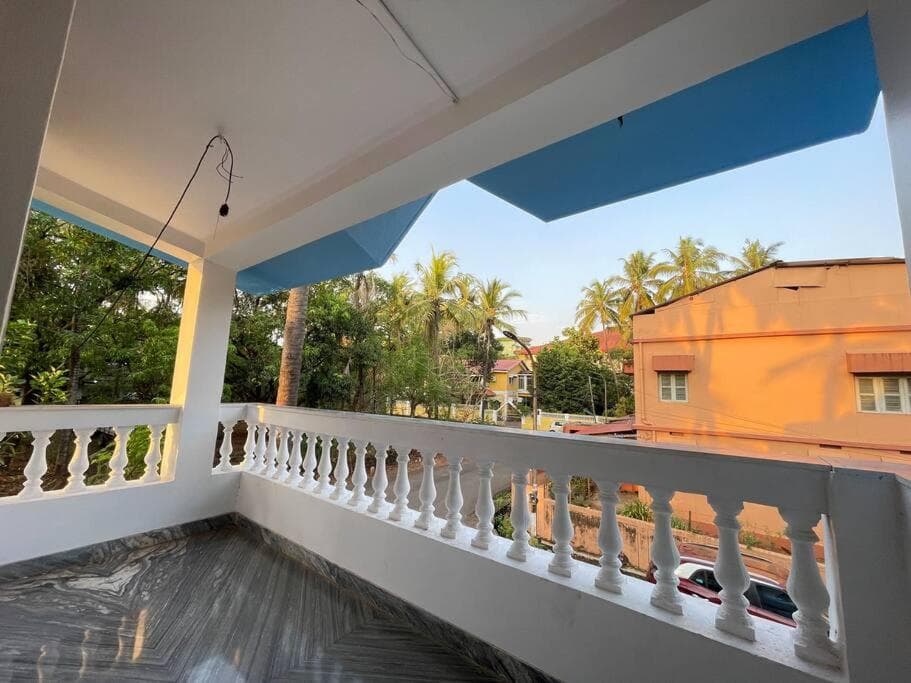 Entire 2 BHK spacious Apartment on first floor - Sai Homestay
