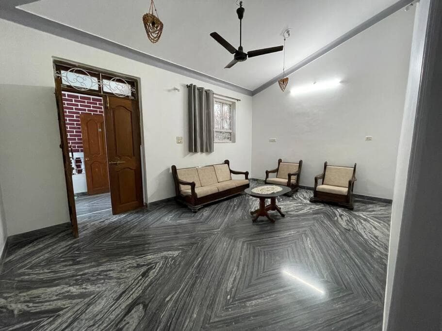 Entire 2 BHK spacious Apartment on first floor - Sai Homestay