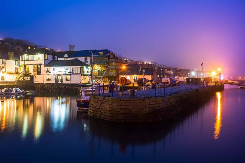 The Nest, Central Falmouth, 10 mins to the beaches and off street parking