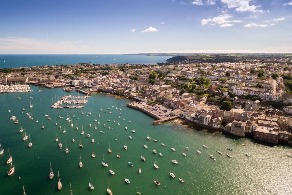 The Nest, Central Falmouth, 10 mins to the beaches and off street parking