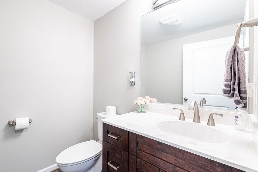 2 blocks to CNU-5 bedroom house with First floor Master