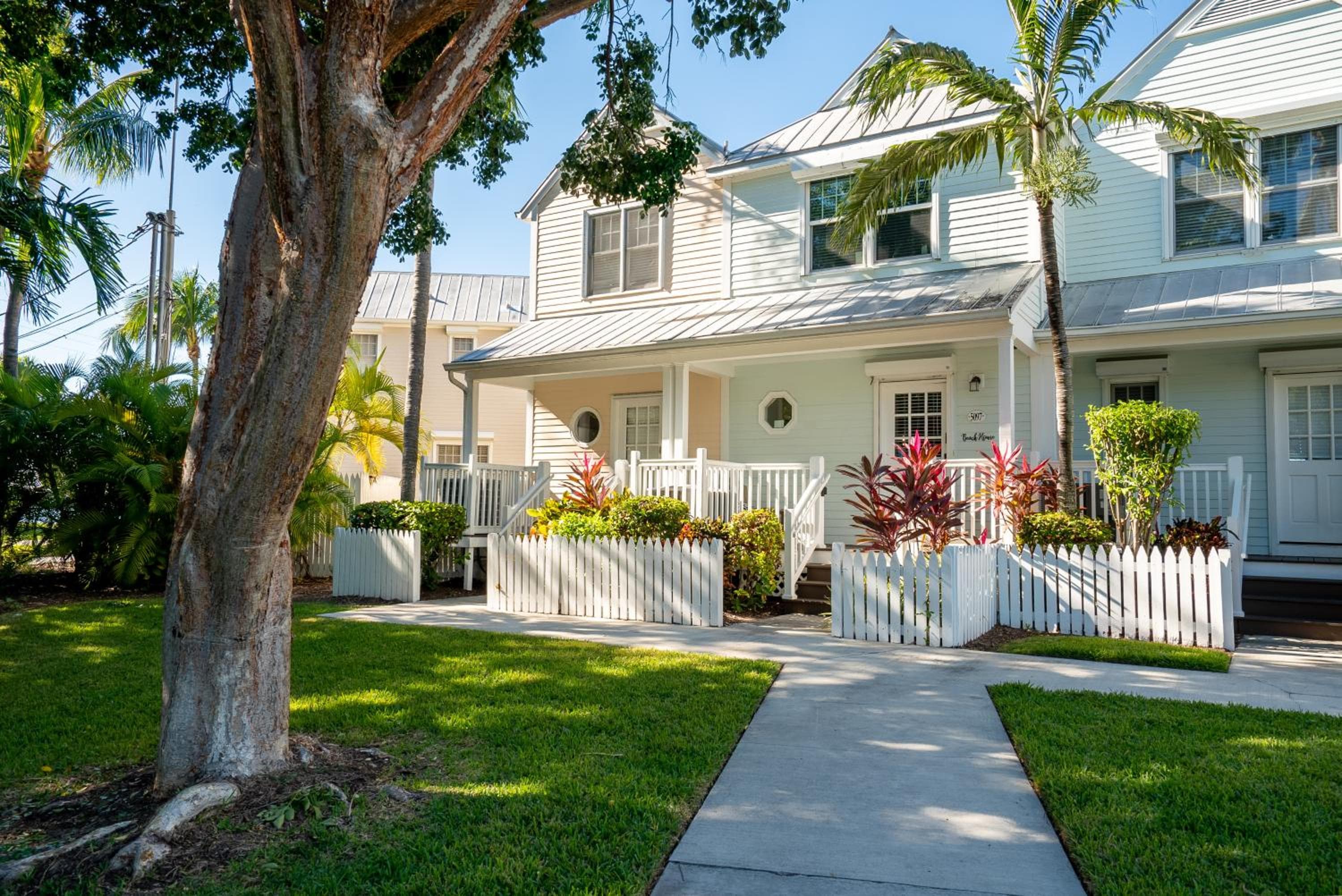 Beach House Getaway - 2BR 2-5BA Coastal Villa