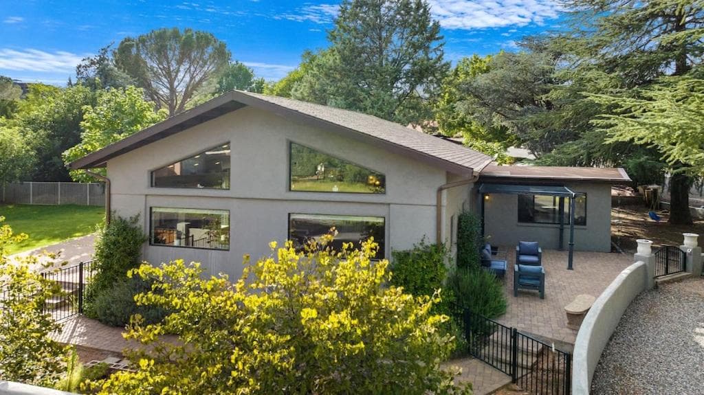 Sedona Uptown Gem!Large yard w grass and shade trees! Perfect for Easter Egg Hunts! Views!! NEW! BARREL SAUNA!!! Close to trails, walk to Uptown Sedona, re