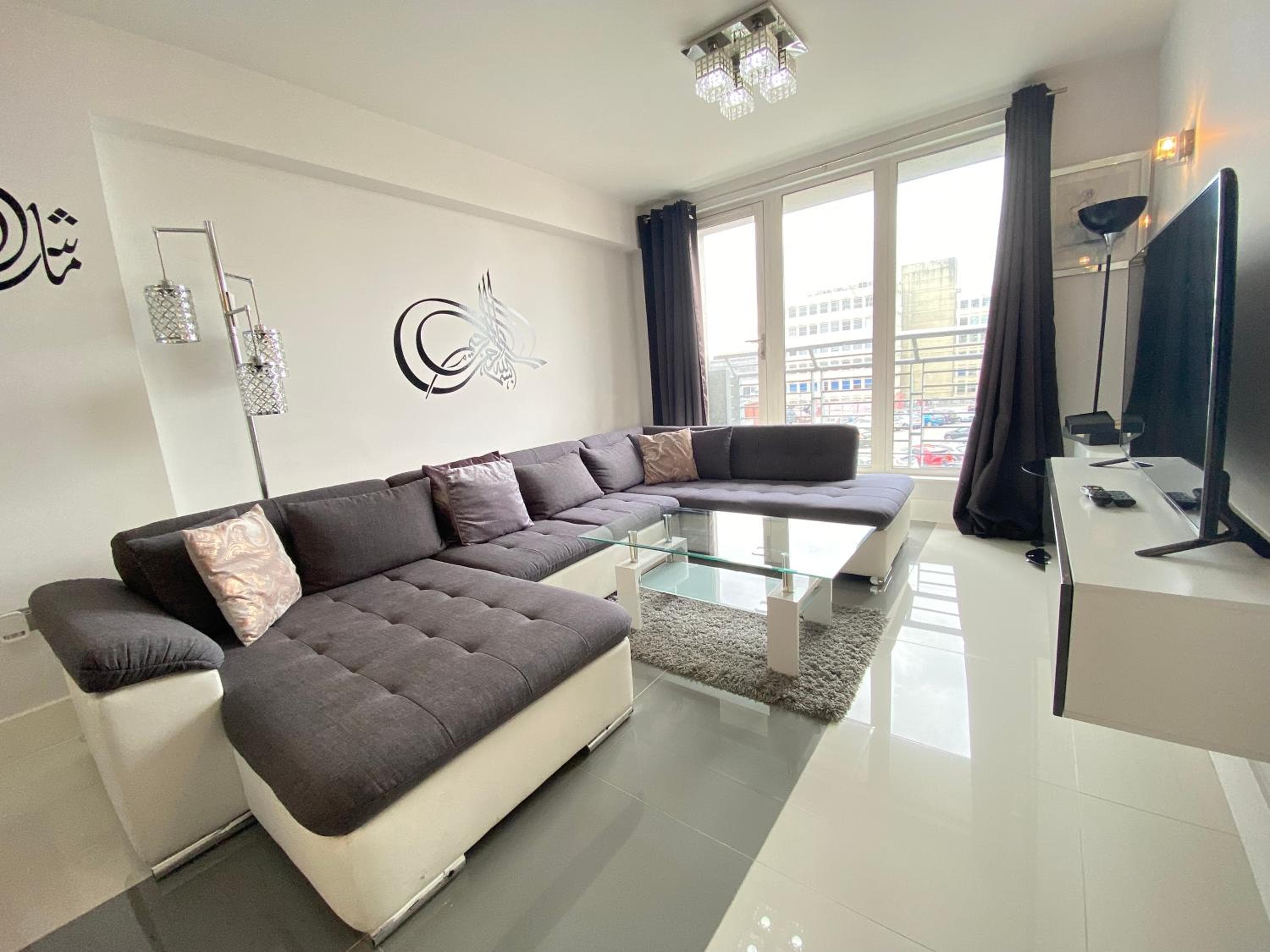 Contemporary City Centre Apartment in The Aspect