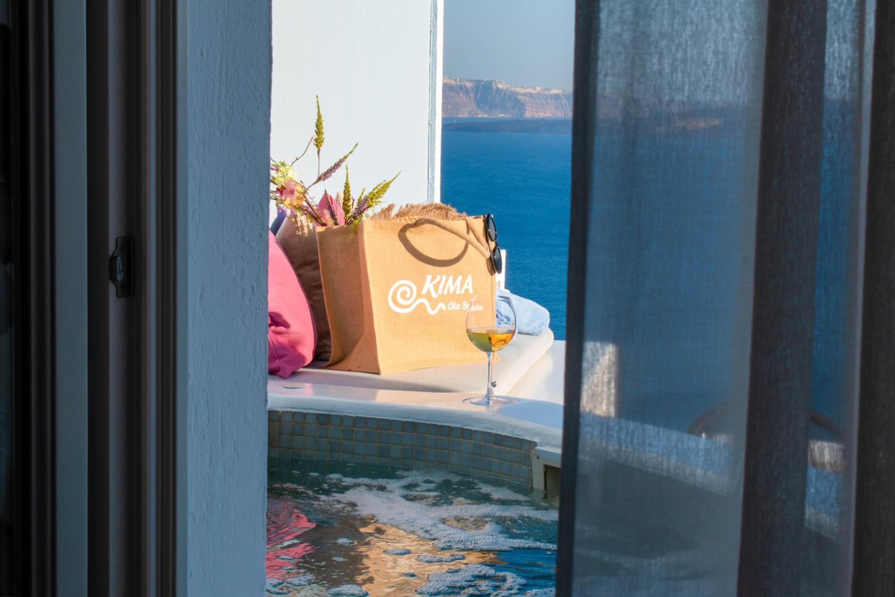 Kima Oia Suites