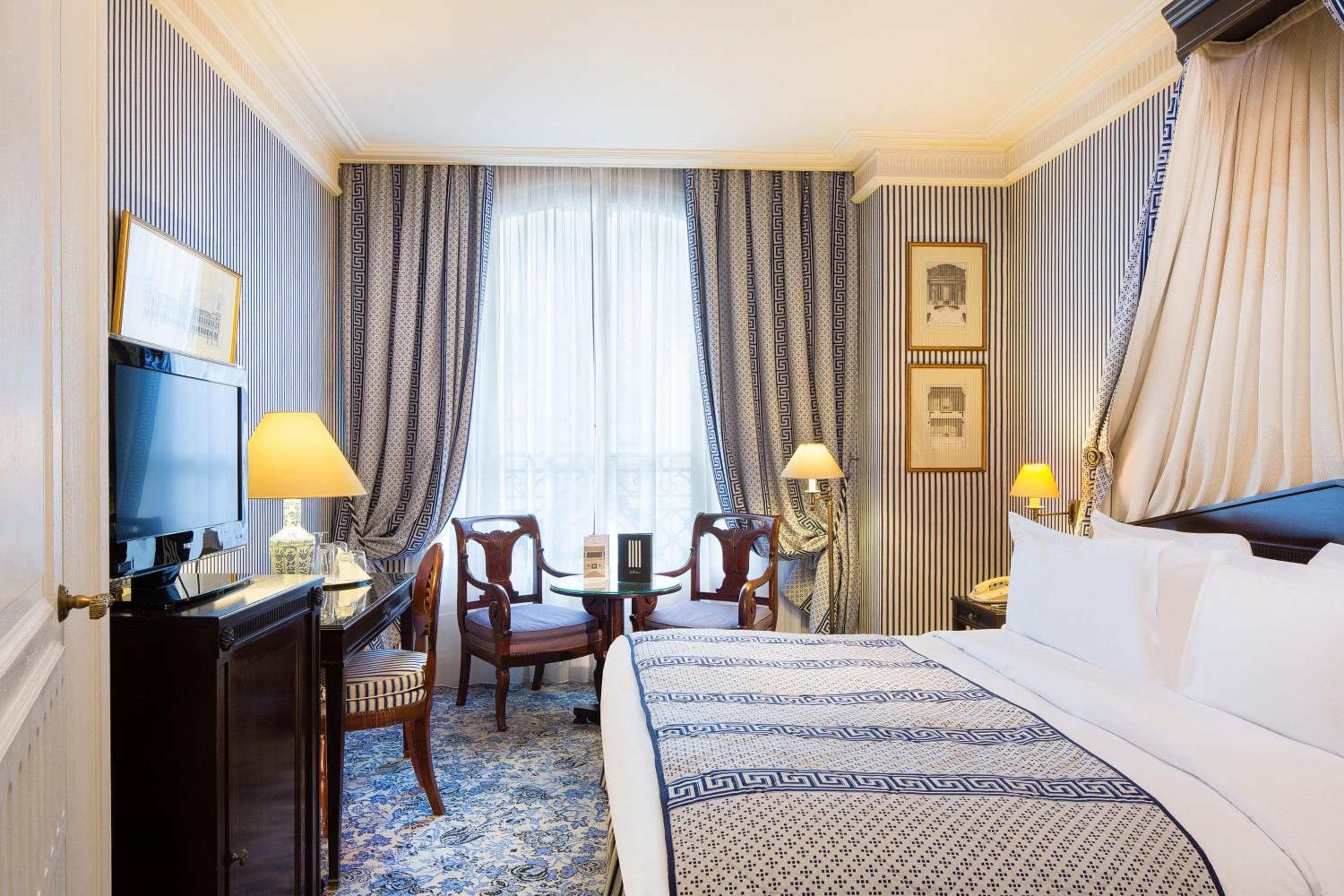 Le Dokhan's Paris Arc de Triomphe, a Tribute Portfolio Hotel