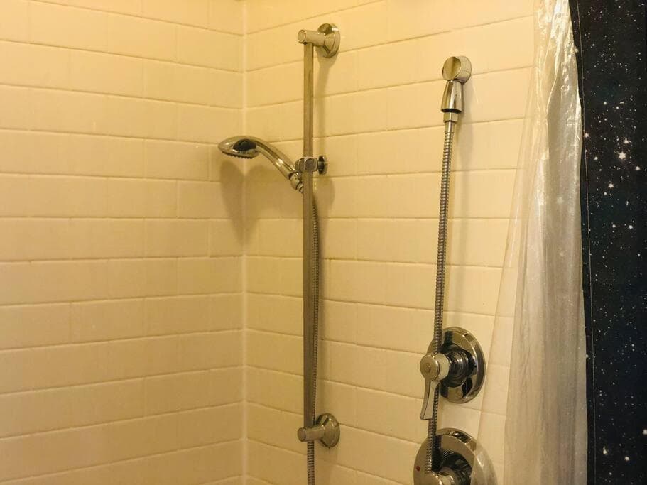 King Size Studio in Heart of Downtown
