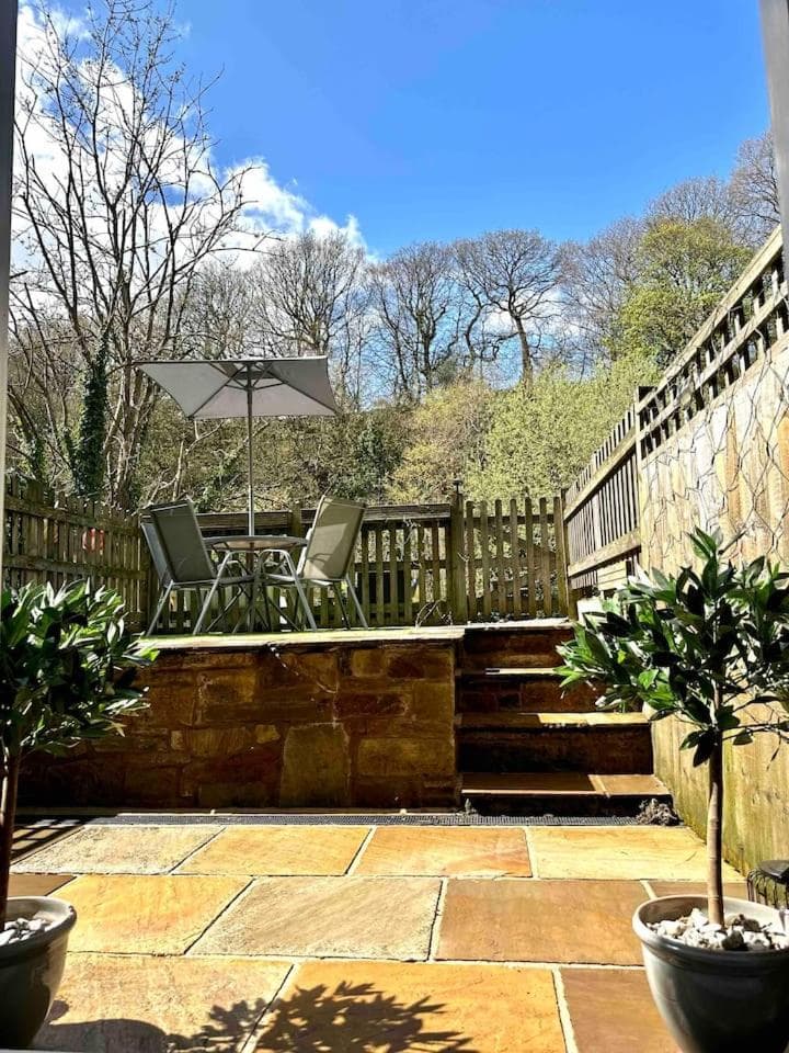 Hollins Cottage. Central location, Marple Bridge