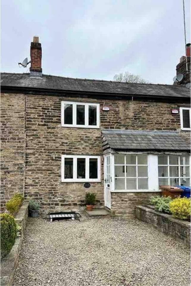 Hollins Cottage. Central location, Marple Bridge