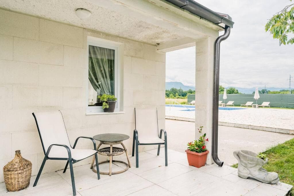 Pool & River House - Lazara