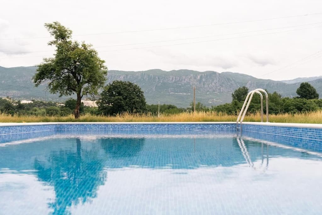 Pool & River House - Lazara