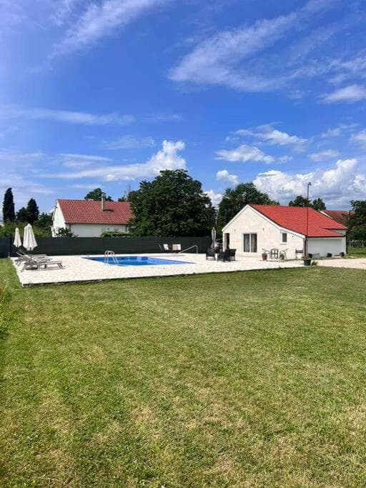 Pool & River House - Lazara