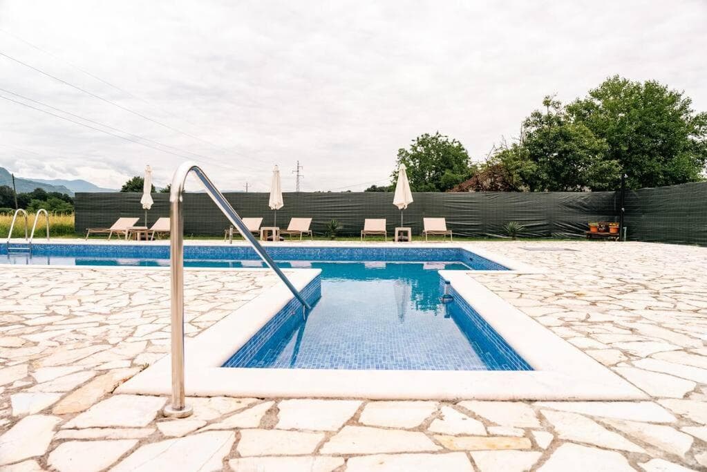 Pool & River House - Lazara