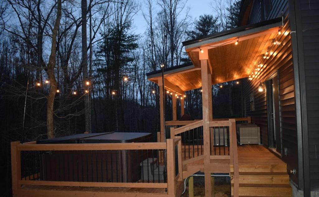 Lazy Bear-HotTub, Pet Friendly, Private home just 15 minutes to Asheville..
