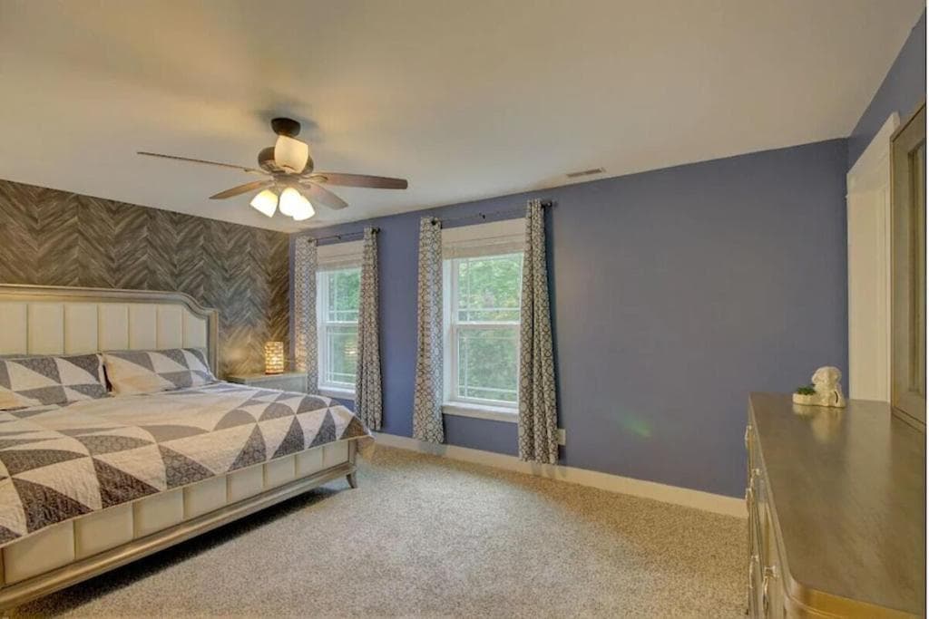 Lazy Bear-HotTub, Pet Friendly, Private home just 15 minutes to Asheville..