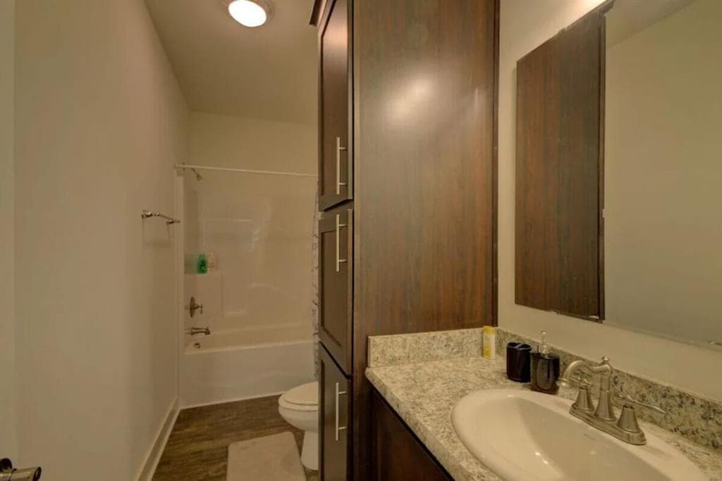 Lazy Bear-HotTub, Pet Friendly, Private home just 15 minutes to Asheville..