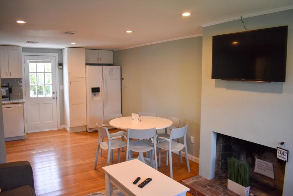 Seaside Serenity, just a block /0.1 mile away from the beach