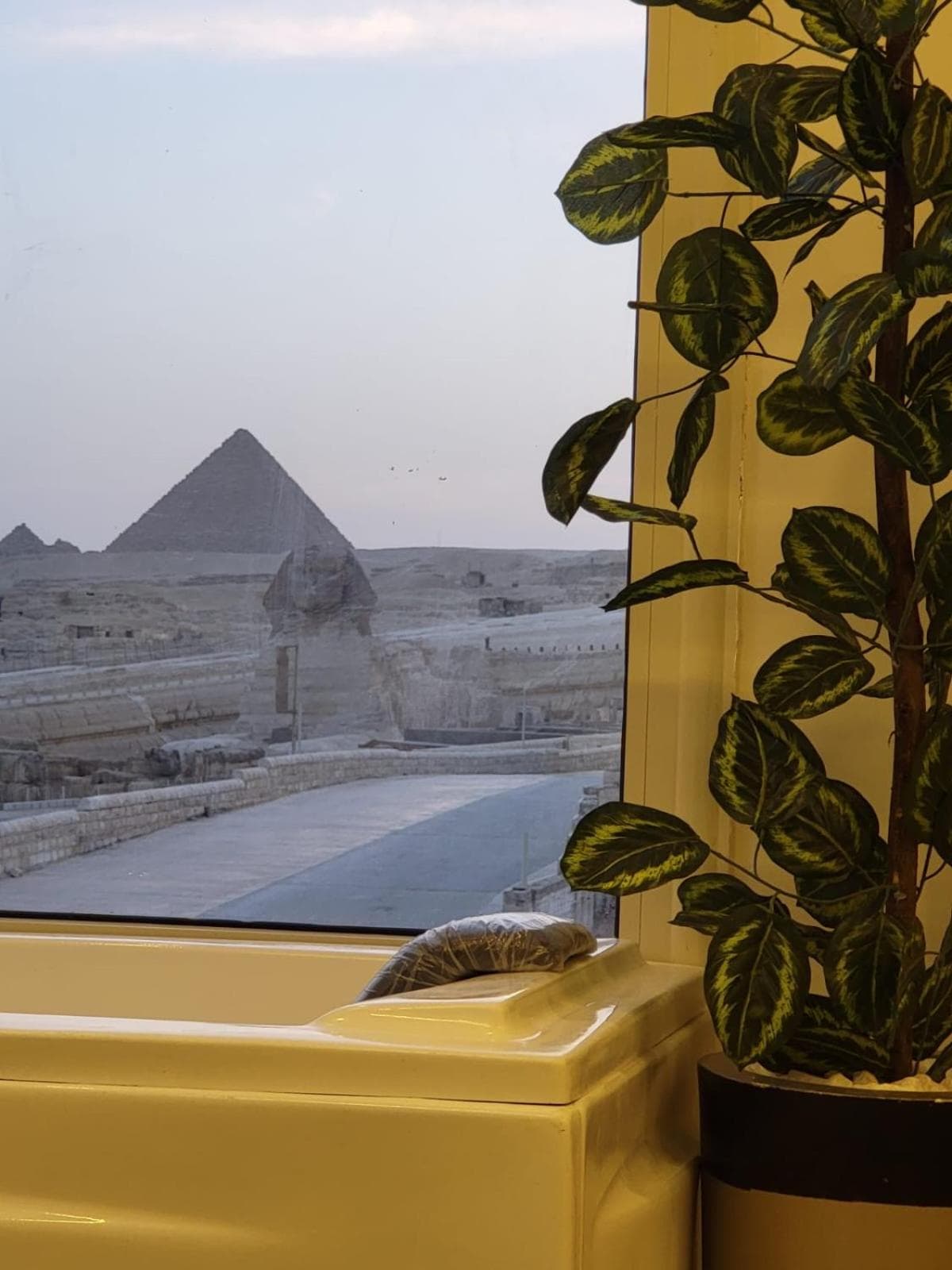 The Gate Hotel Front Pyramids & Sphinx View