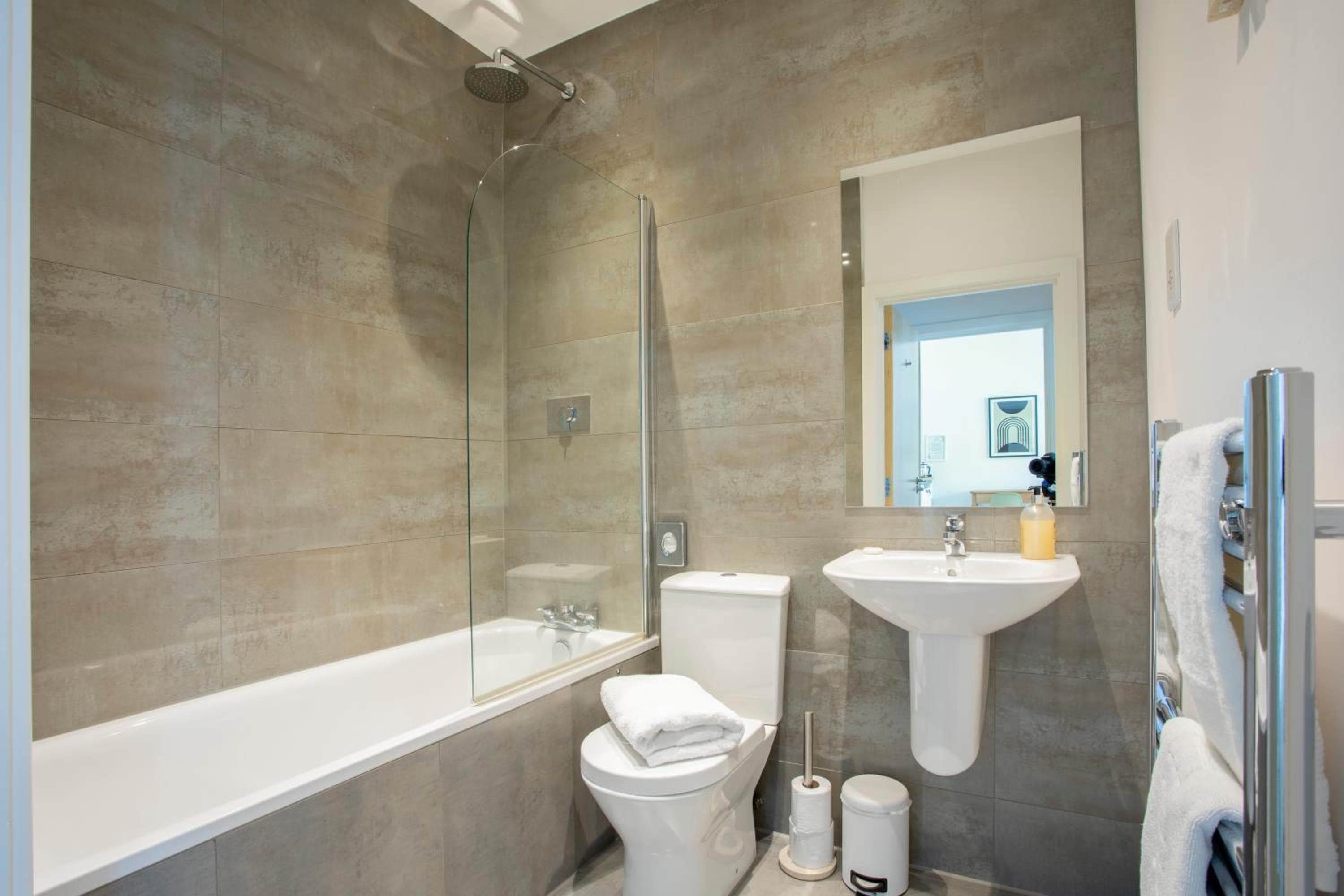 1 Bed Apartment - Redhill Central, Surrey, Gatwick #2