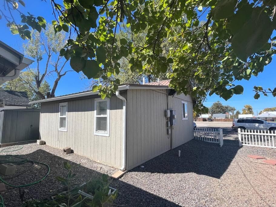 Cheerful pet-friendly bungalow right in town