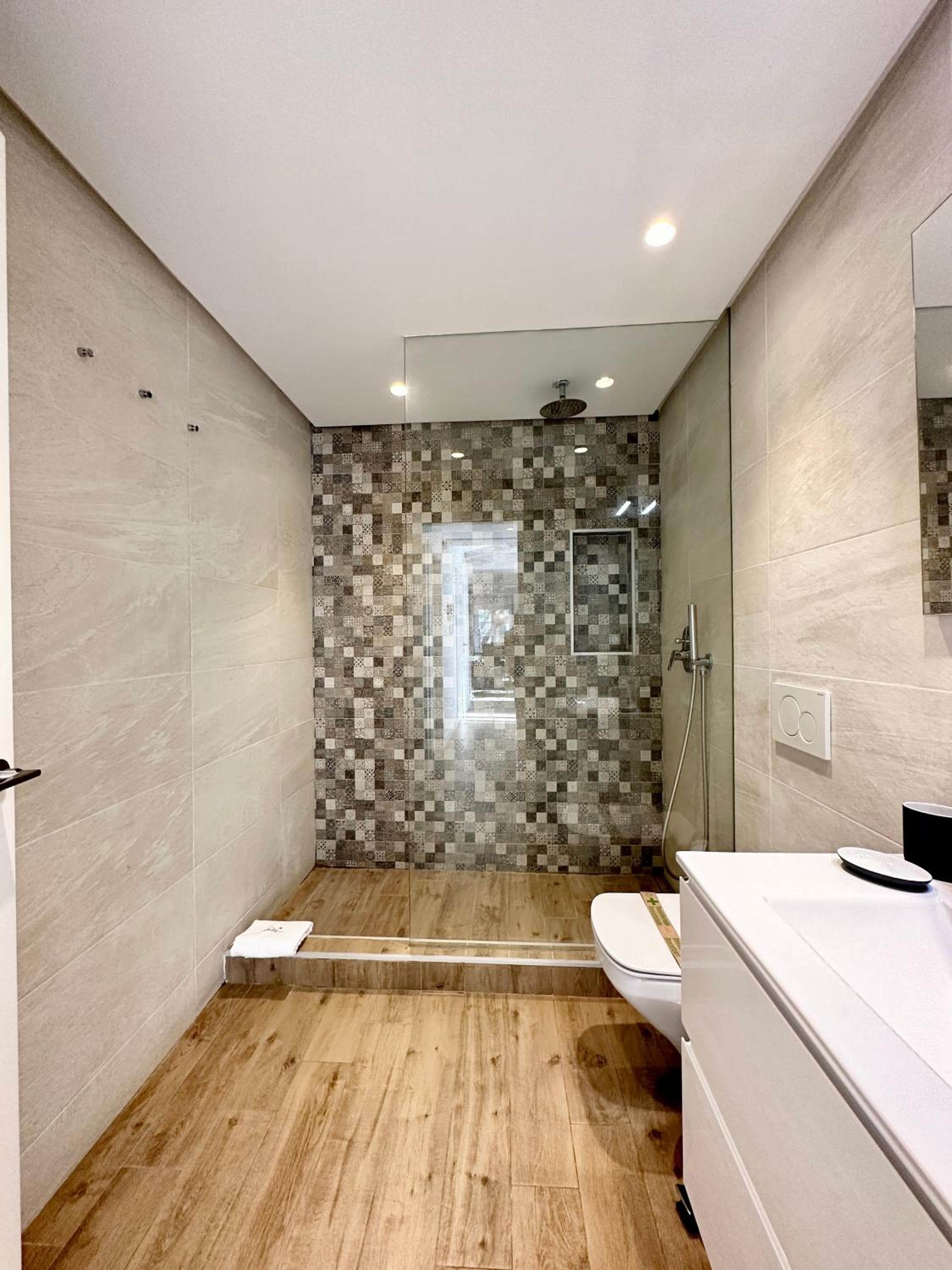 Old Town Modern Flat, 4 Minutes From Beach - EaW Homes