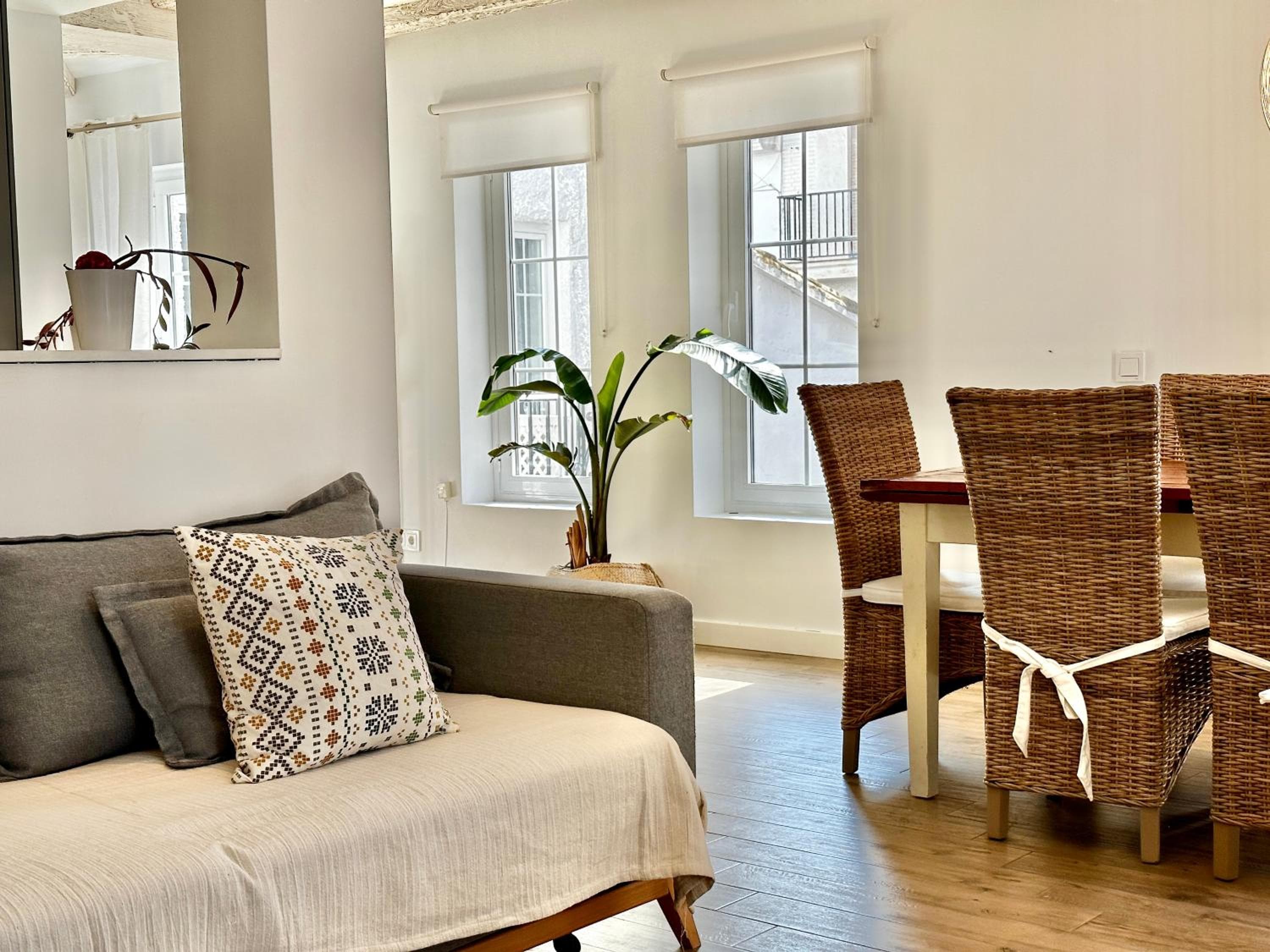 Old Town Modern Flat, 4 Minutes From Beach - EaW Homes