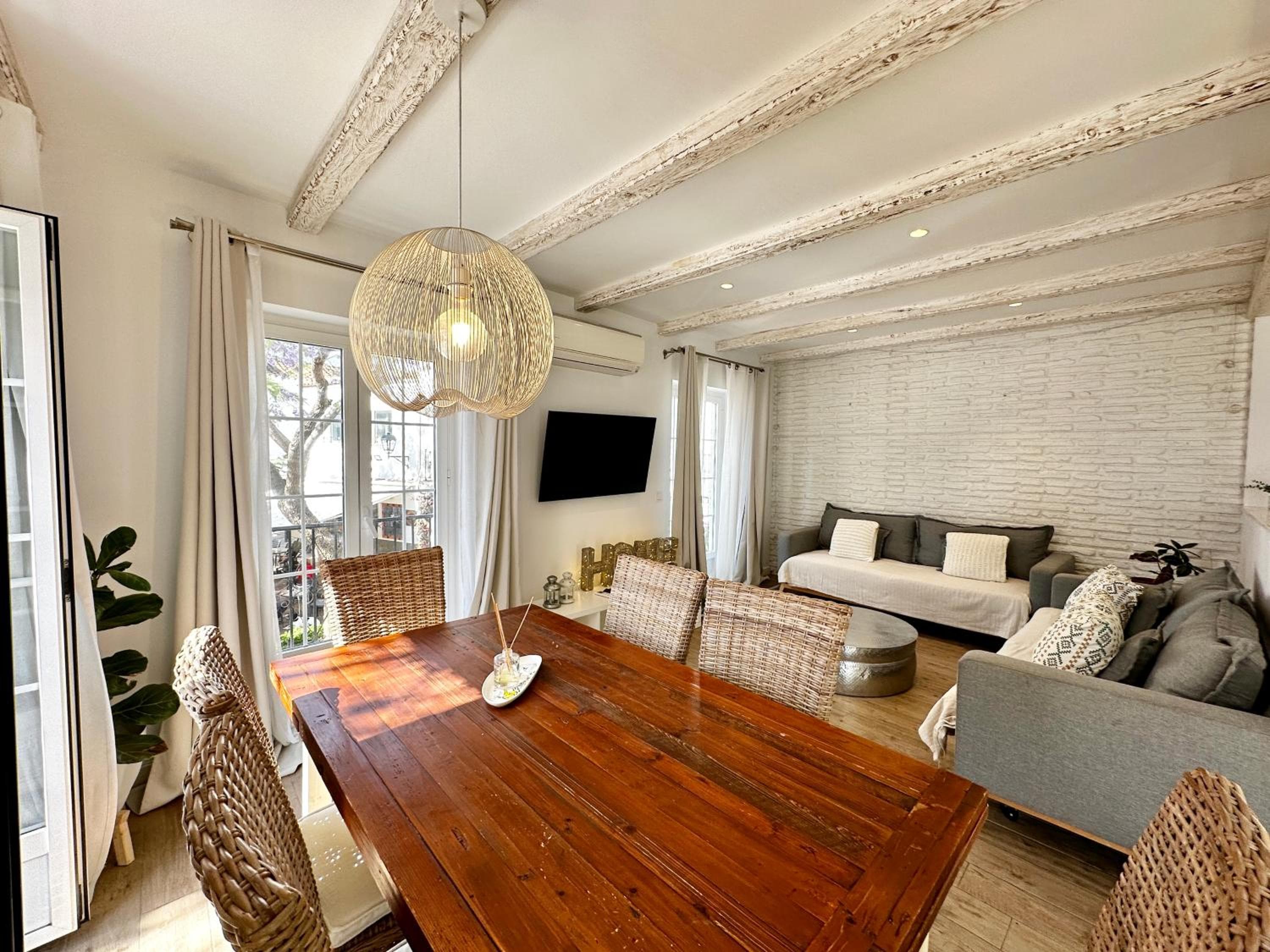 Old Town Modern Flat, 4 Minutes From Beach - EaW Homes