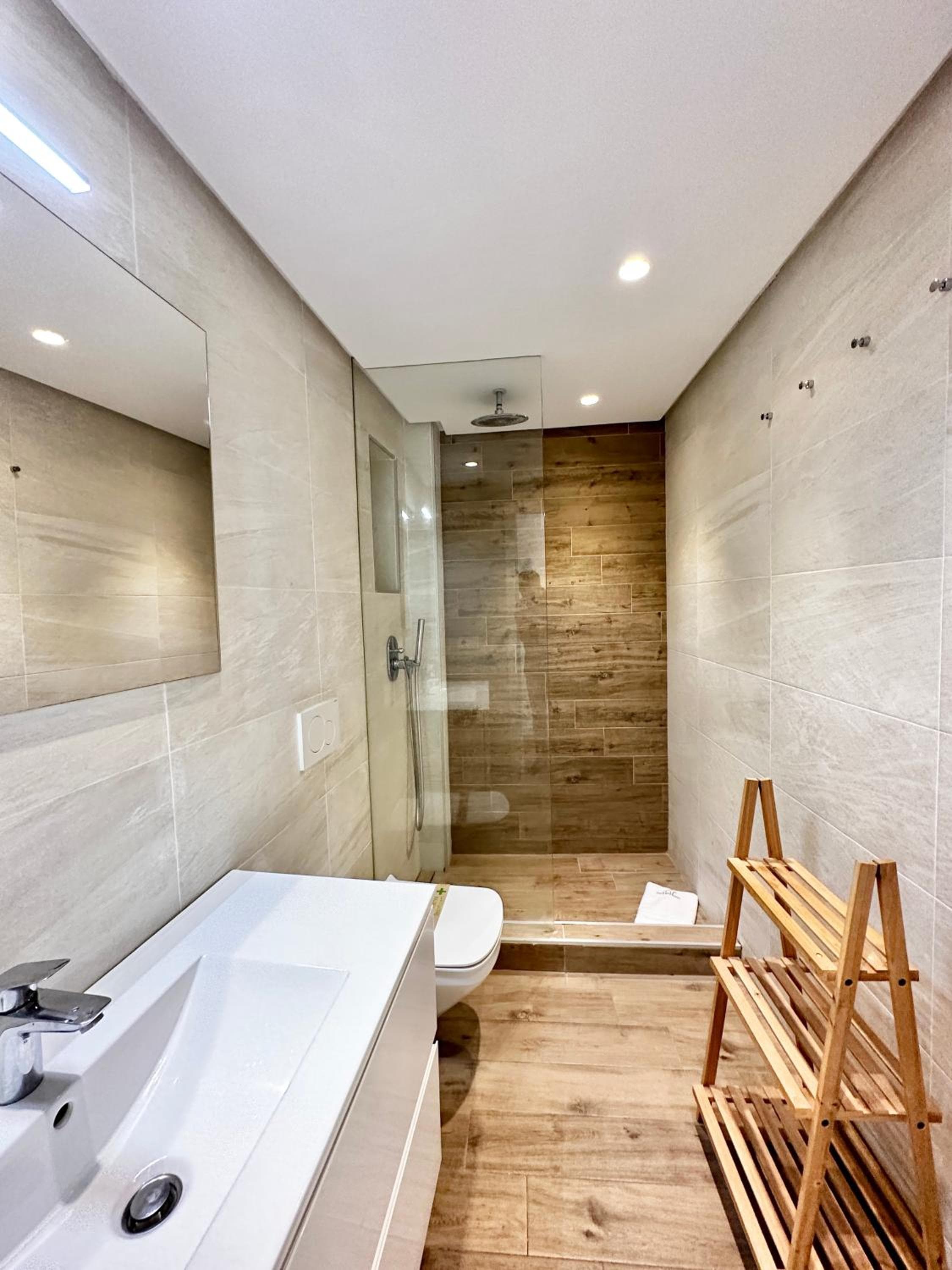 Old Town Modern Flat, 4 Minutes From Beach - EaW Homes