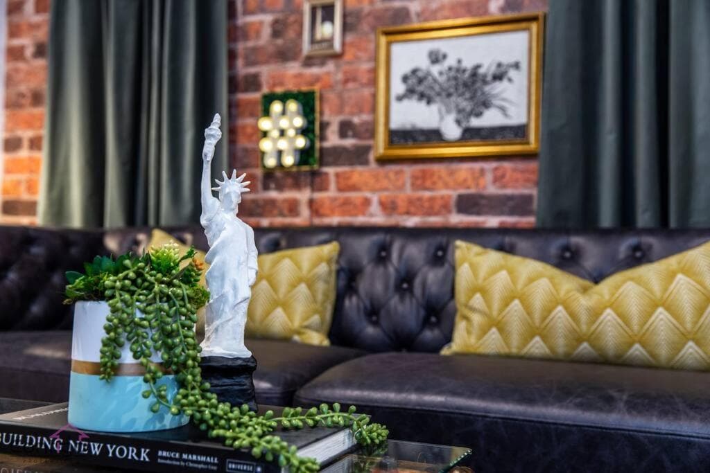 Luxe New York Style Bsmt Suite, Near DT & WEM, King Bed, WiFi