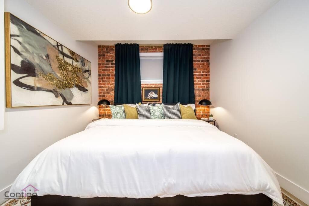Luxe New York Style Bsmt Suite, Near DT & WEM, King Bed, WiFi