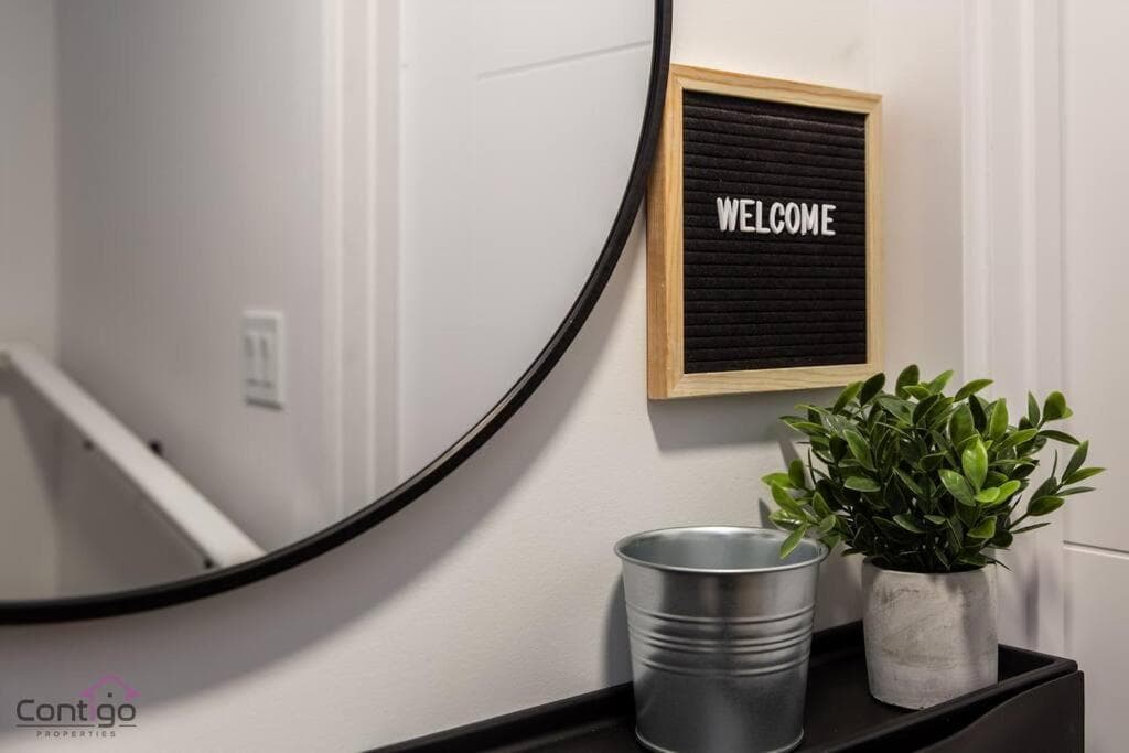 Luxe New York Style Bsmt Suite, Near DT & WEM, King Bed, WiFi