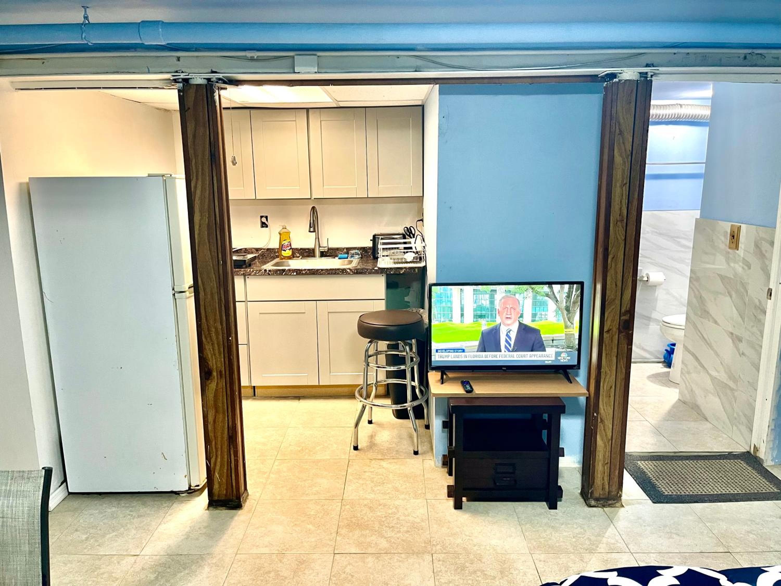 LGA Airport near, Studio walk in bsmt Apt in a Private House!