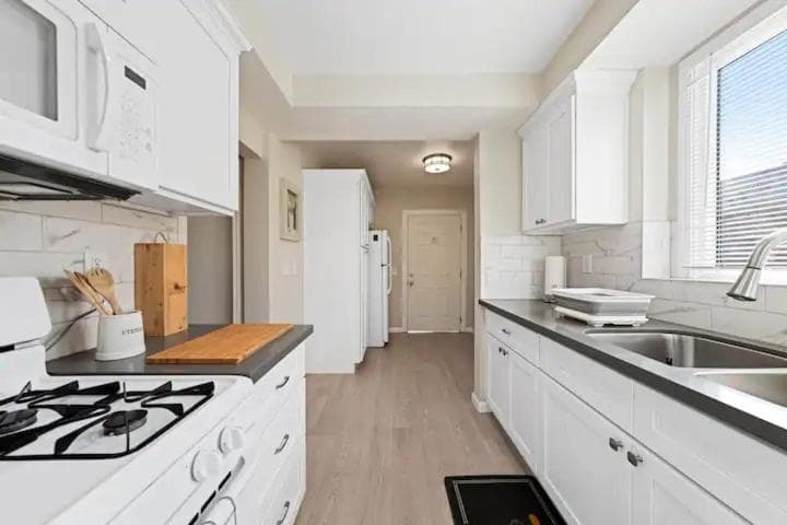 Spacious Centrally Located NEW 2 Bedroom Property!