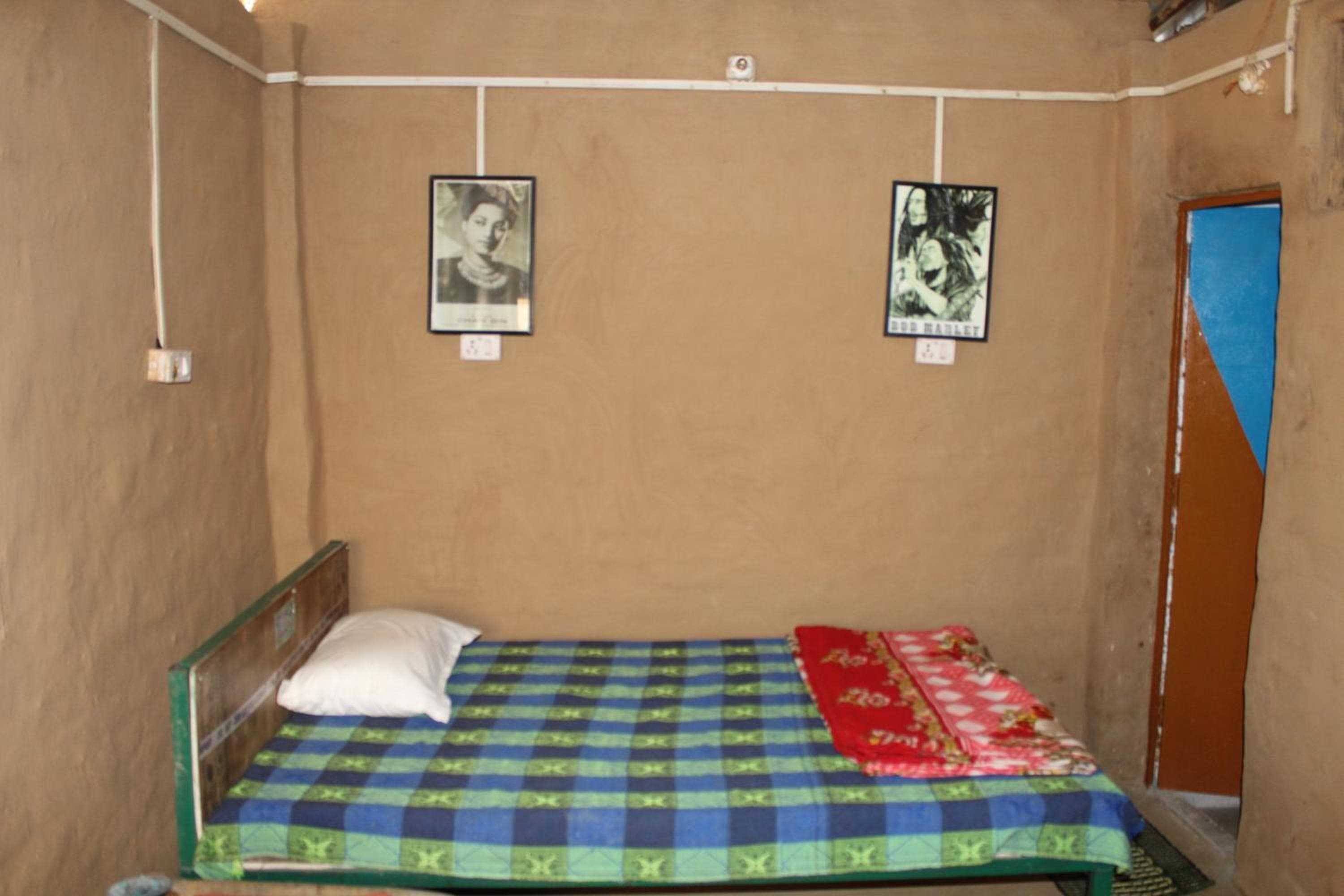 11 Gaon Mudhouse Homestay