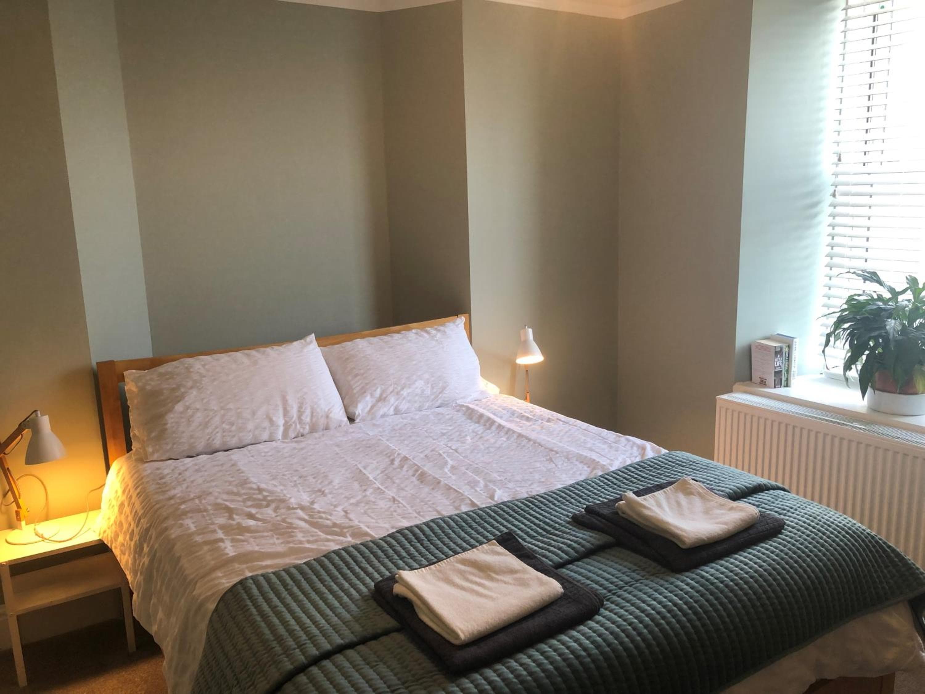 The Nest, Central Falmouth, 10 mins to the beaches and off street parking