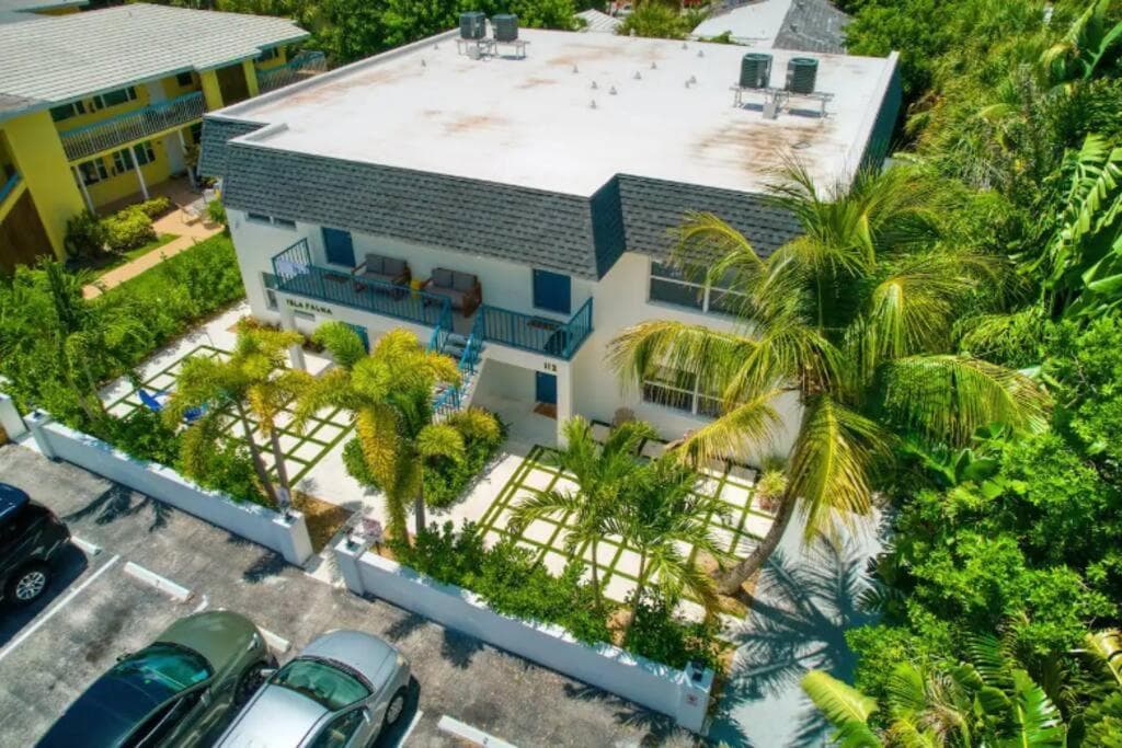 Dog friendly condo with beach access, hot tub & firepit