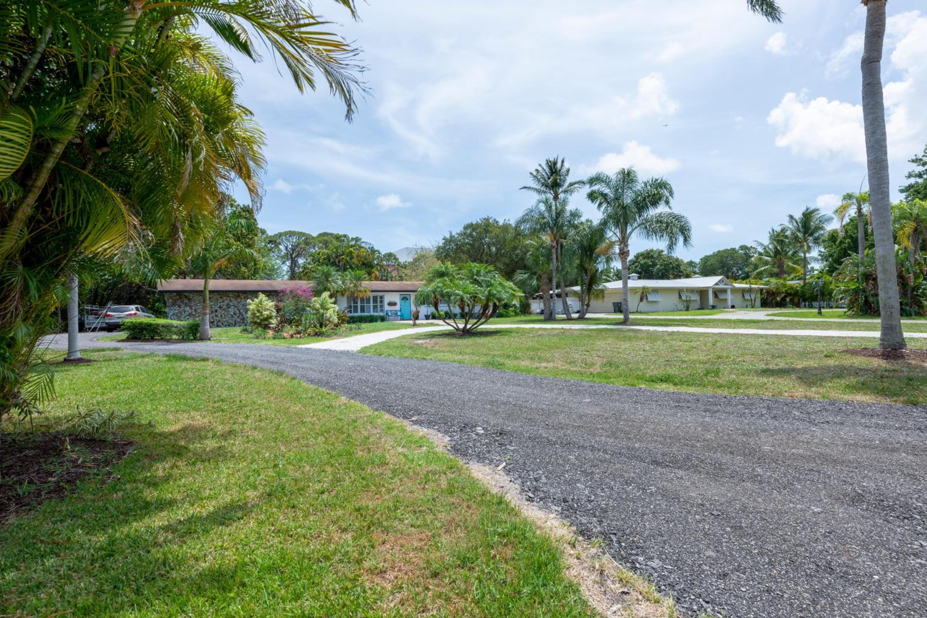 Tropical Mango Bungalow Pool Close to Beach!
