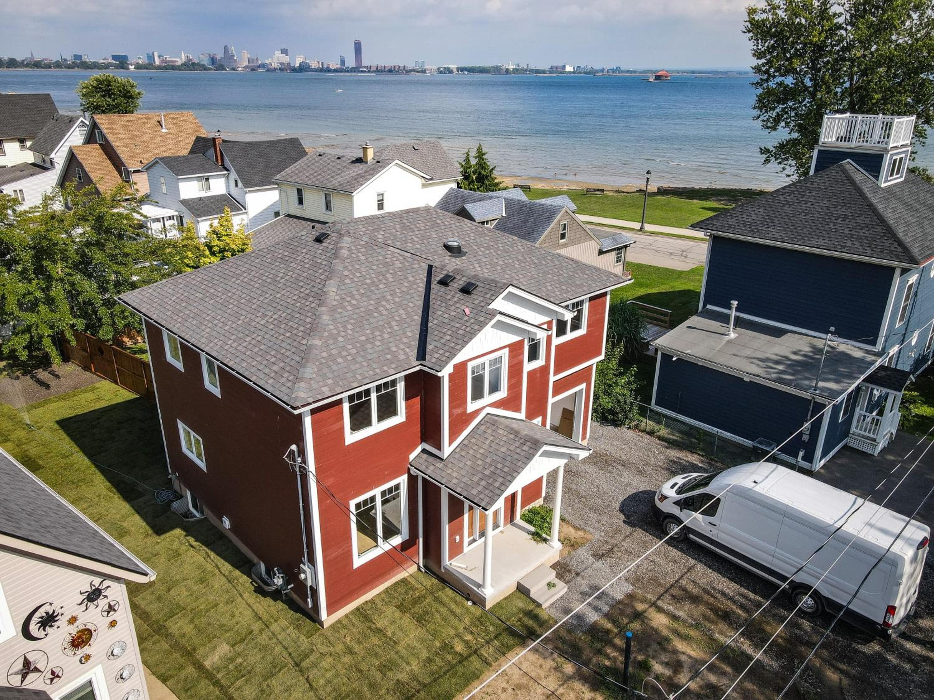 Lake view cottage with three ensuites and elevator