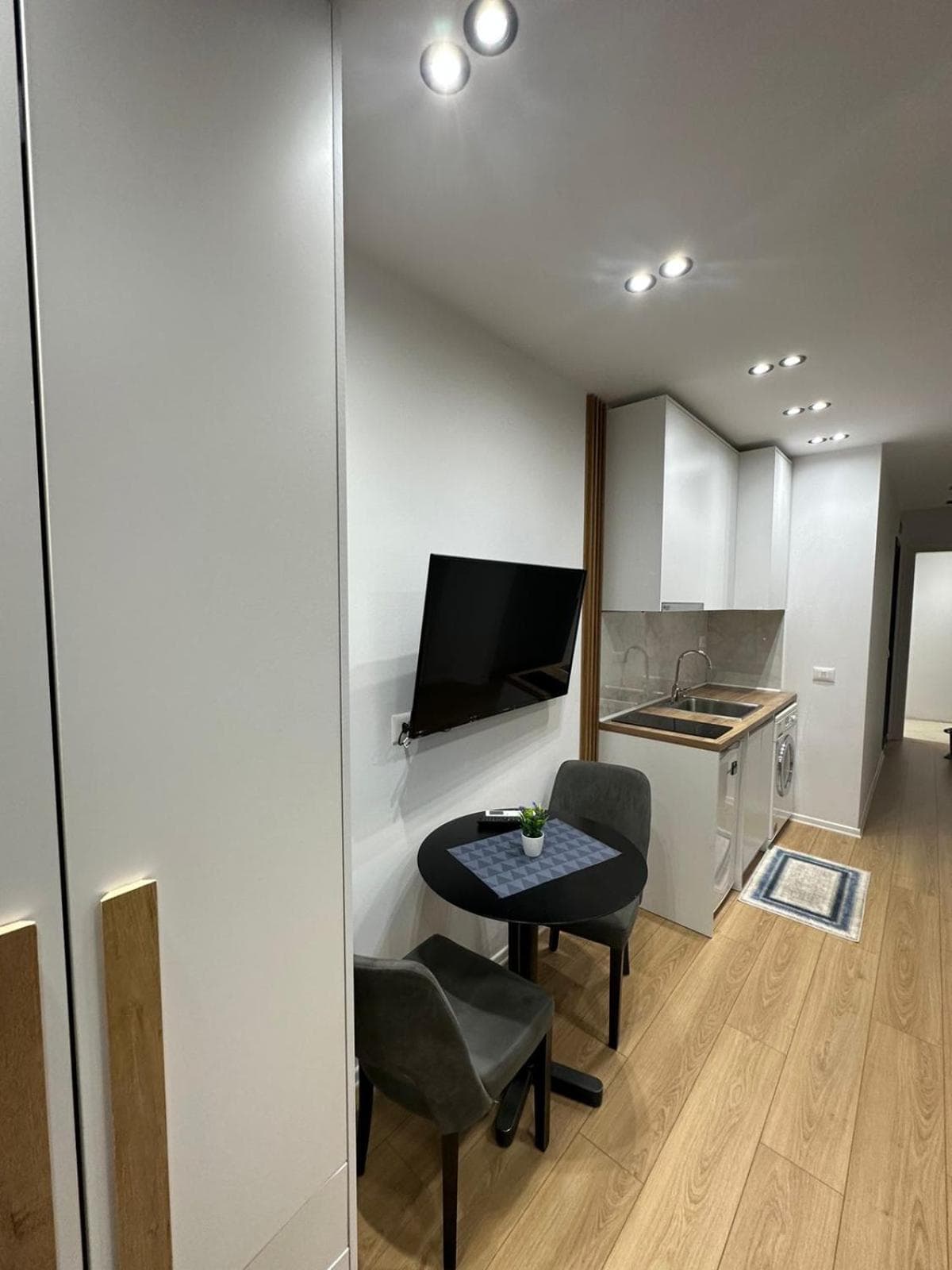 Enzo Rooms Center