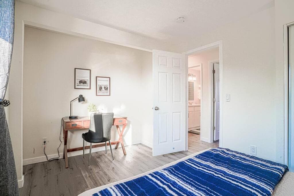Spacious 4BR Home - 5 min to SeaTac Airport