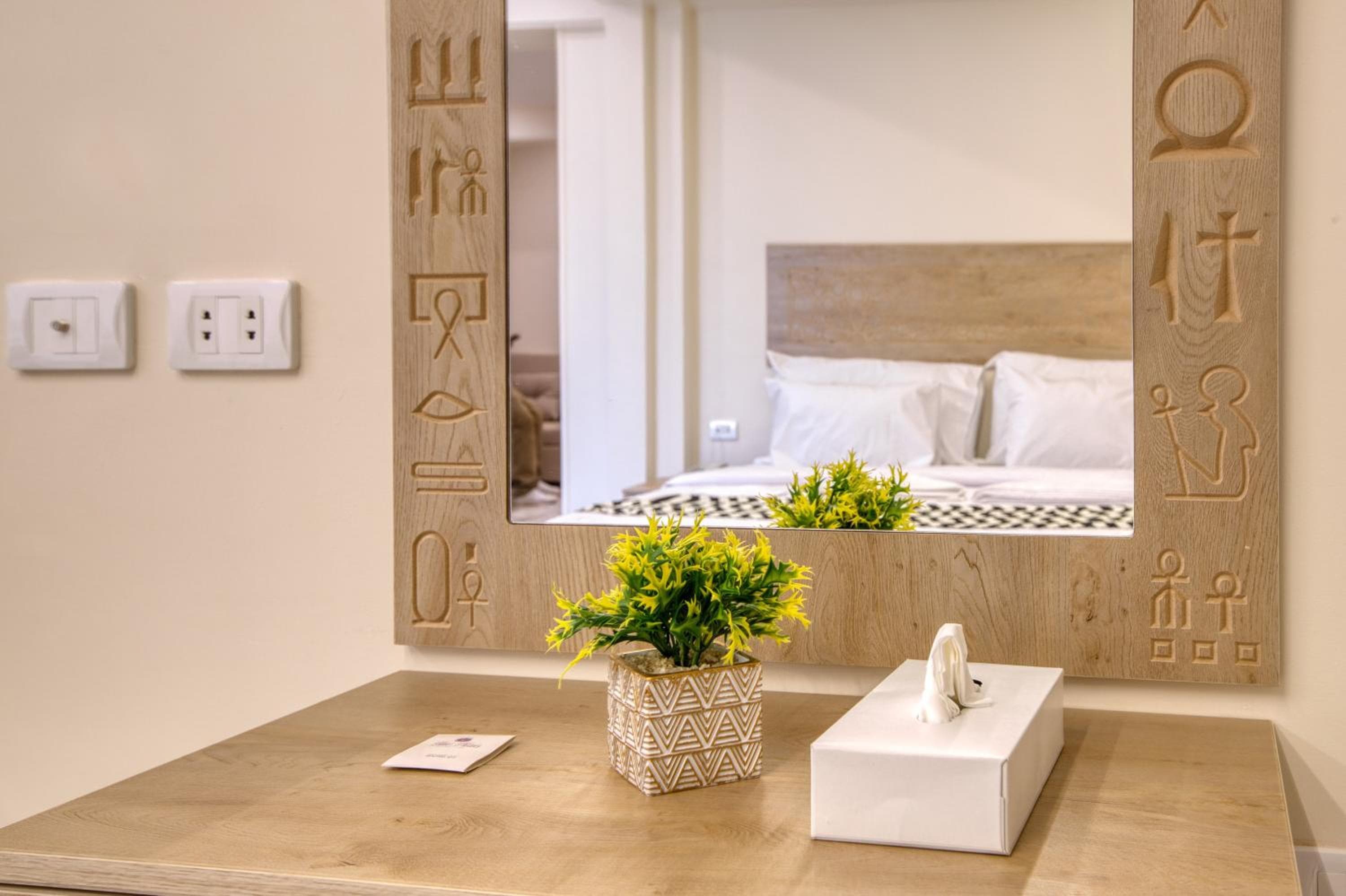 The Gate Hotel Front Pyramids & Sphinx View