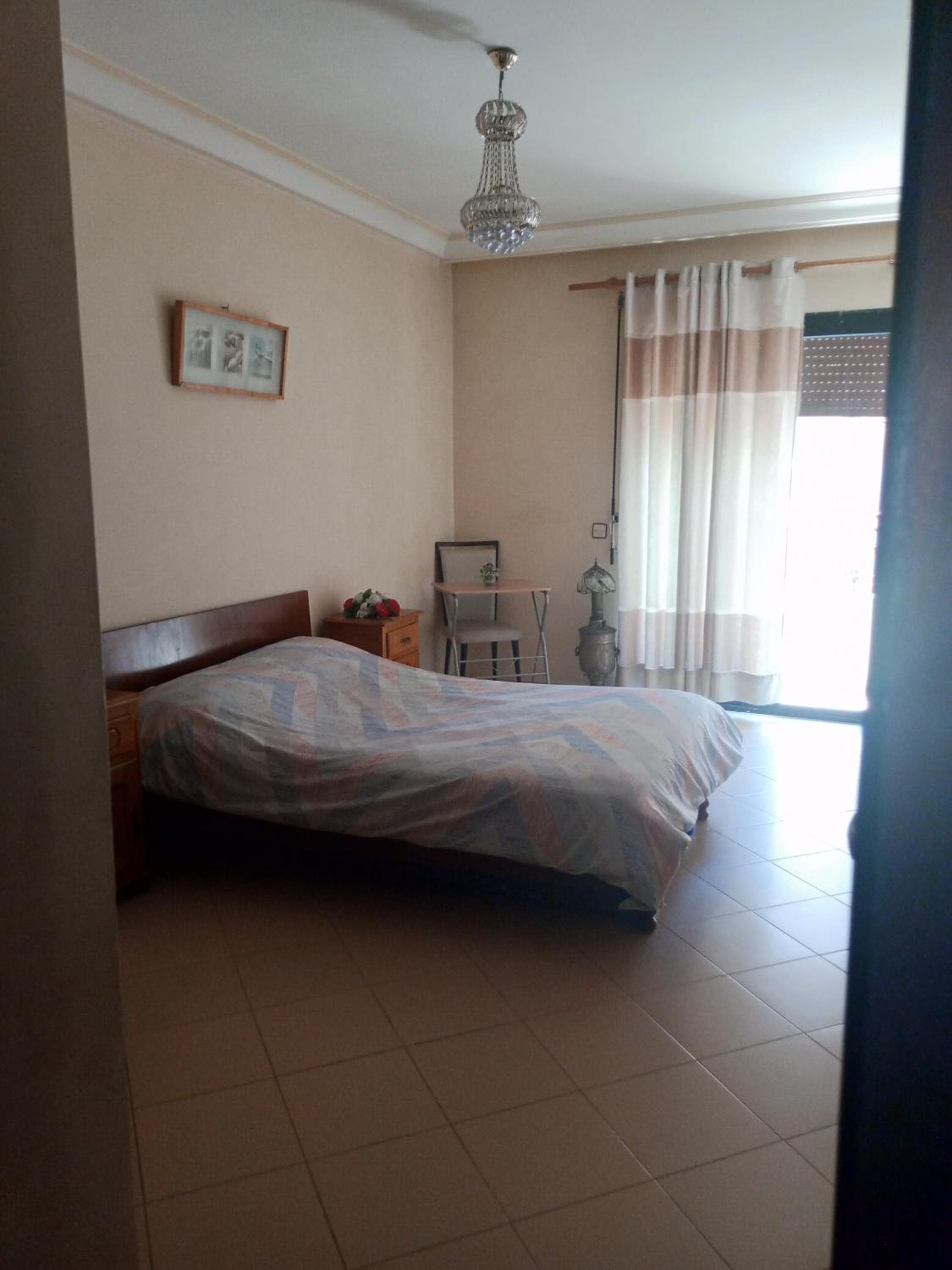Une chambre à louer avec une salle de bain privée