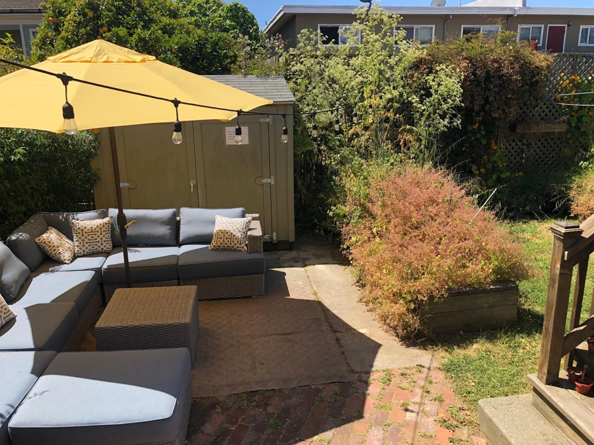 Light filled Condo 3 Bedrm with enclosed sunny backyard
