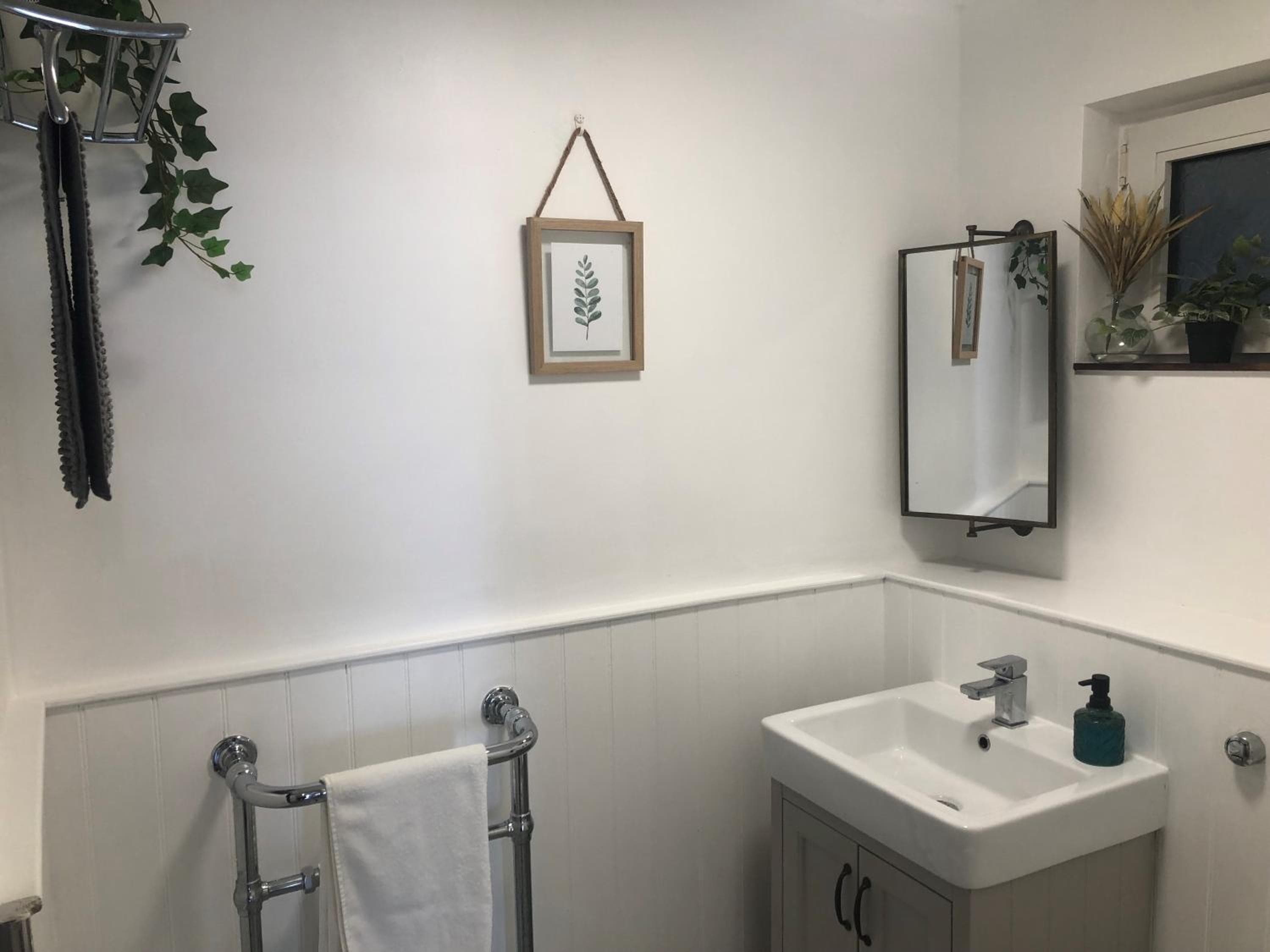 The Nest, Central Falmouth, 10 mins to the beaches and off street parking