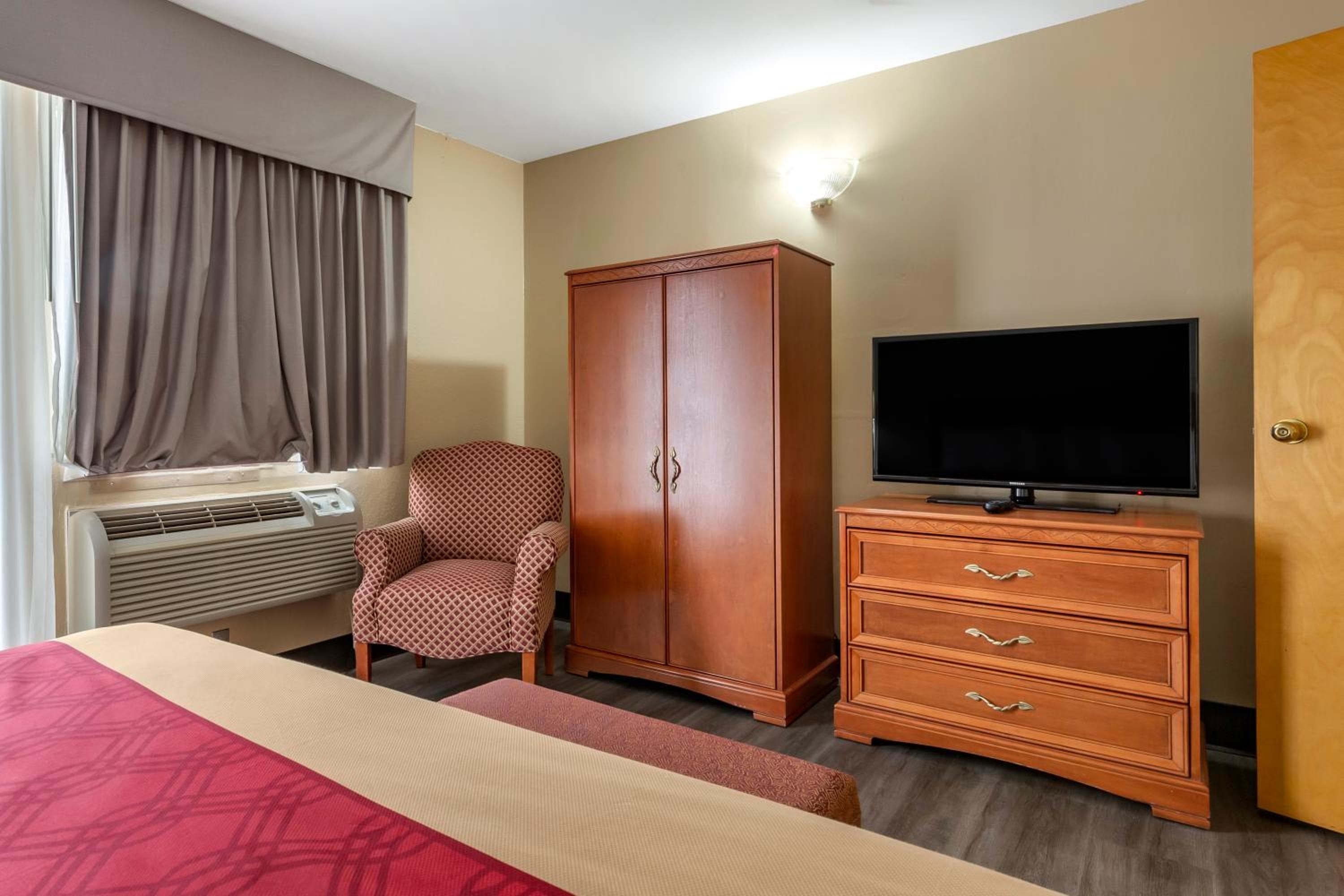 Econo Lodge & Suites Southern Pines - Pinehurst